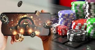 Màn hình điện thoại hiển thị giao diện rút tiền VND tại fbet với các bước xác nhận